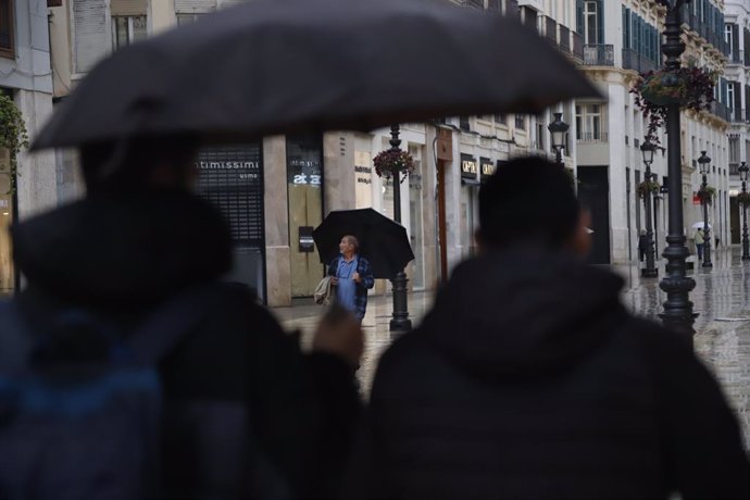 Personas con paraguas por las calles de Málaga, a 29 de octubre de 2024, en Málaga, Andalucía (España).