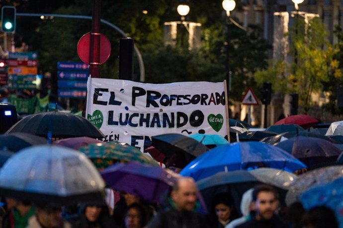 Decenas de personas durante una manifestación por la educación pública, desde Neptuno hasta Sol, a 29 de octubre de 2024, en Madrid (España).