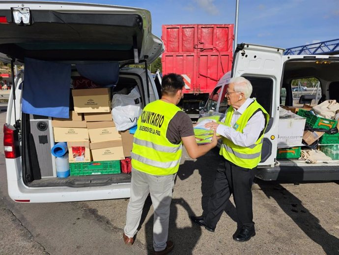 El padre Ángel preparando el convoy con ayuda para las zonas afectadas por la DANA.