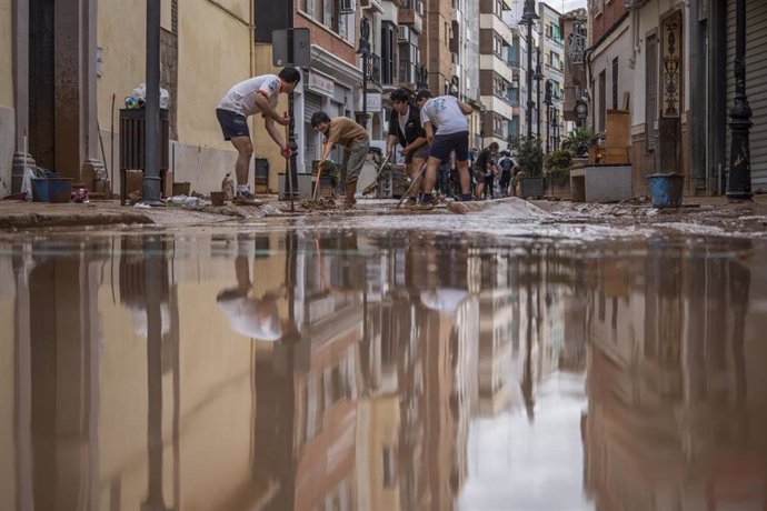 Varias personas colaboran en las labores de limpiez en Aldaia