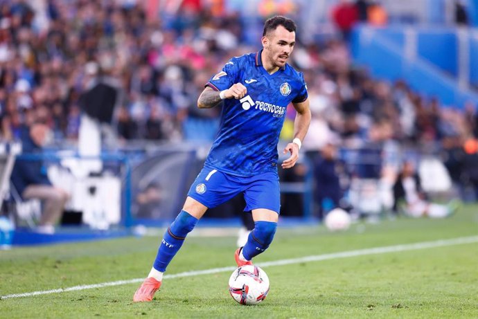 Alex Sola of Getafe CF in action during the Spanish League, LaLiga EA Sports, football match played between Getafe CF and Valencia CF at Coliseum de Getafe stadium on October 27, 2024, in Getafe, Spain.