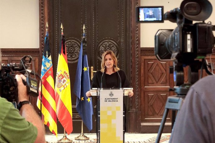 La alcaldesa de València, María José Catalá, comparece ante los medios después de un minuto de silencio por las víctimas de la DANA.