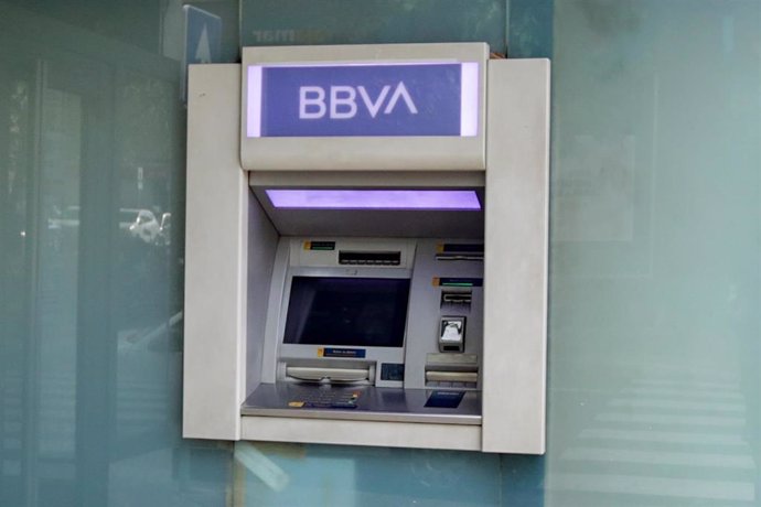 Archivo - Un cajero del Banco BBVA