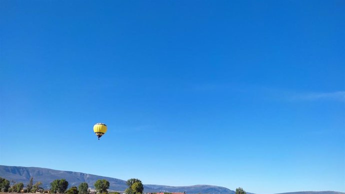 Un globo surca el cielo en una jornada soleada