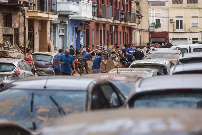 Varias personas ayudan en las labores de limpieza en Sedaví, a 31 de octubre de 2024, en Valencia, Comunidad Valenciana (España). 