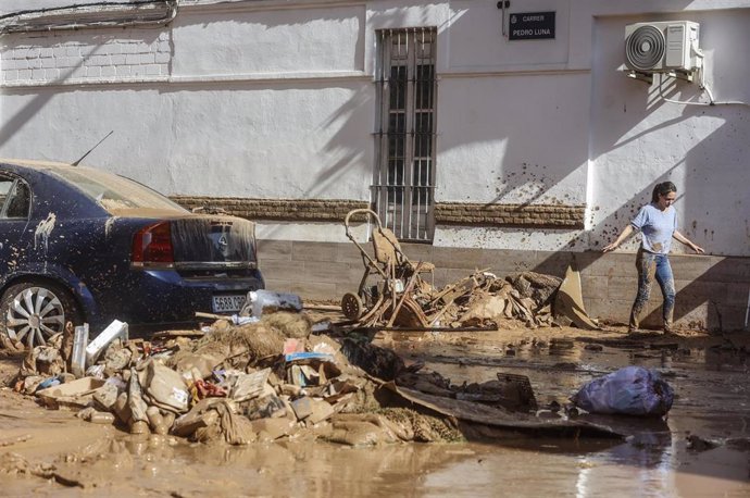 Barro y agua tras el paso de la DANA, en el barrio de la Torre, a 31 de octubre de 2024, en Valencia, Comunidad Valenciana (España).  