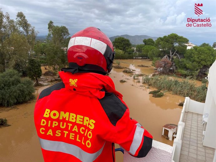 Un bombero en una intervención en Castellón