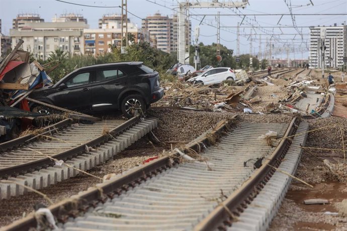 Decenas de coches amontonados en las vías del tren, a 31 de octubre de 2024, en Sedaví, Valencia, Comunidad Valenciana (España). 