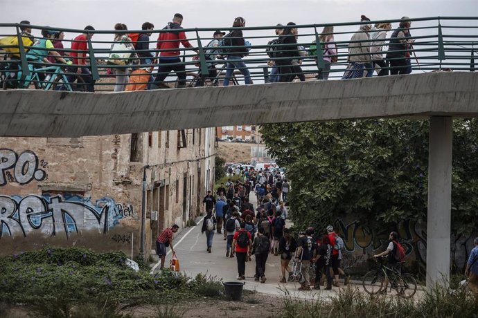 Decenas de personas en el puente que une València con La Torre, donde centenares de personas llegan de Valencia de abastecerse de agua y alimentos mientras otras salen de ayudar