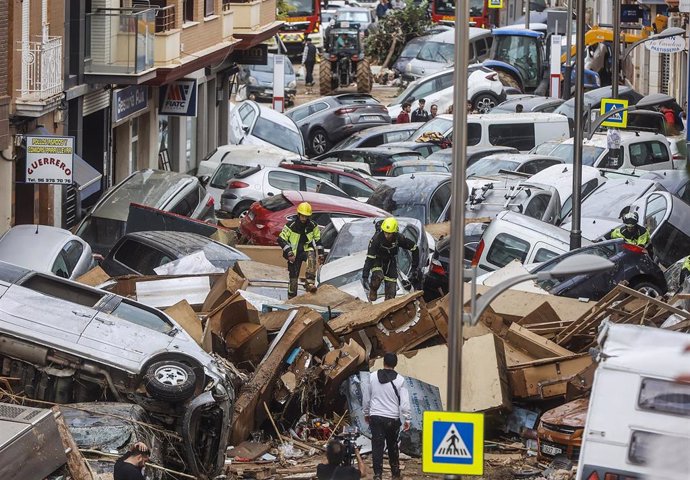 Decenas de coches amontonados, a 31 de octubre de 2024, en Sedaví, Valencia, Comunidad Valenciana (España) tras el paso de la DANA