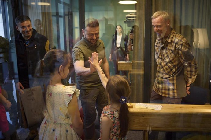 Archivo - El presidente de Ucrania, Volodimir Zelenski, saluda a unos niños en la inauguración del Centro para la Protección de los Derechos del Niño, que forma parte de la iniciativa para traer de vuelta a los niños deportados por Rusia