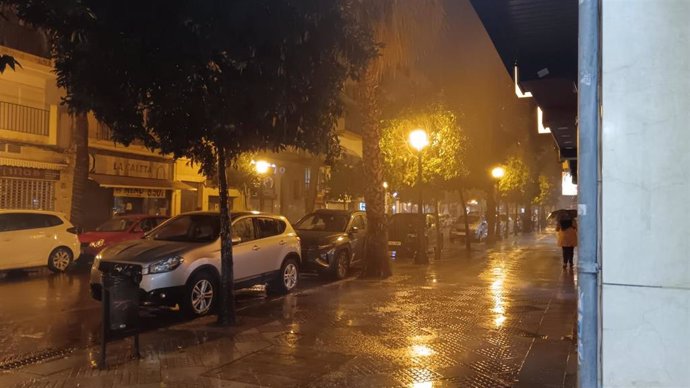 La lluvias azotan en la capital onubense en la jornada de este jueves.