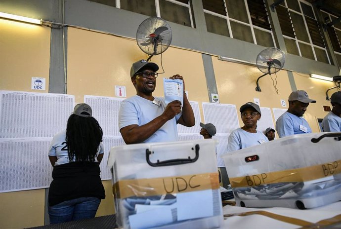 Conteo de papeletas en un centro de votación en Gaborone, en Botsuana