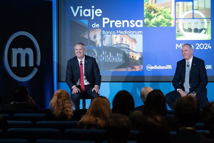 El consejero delegado de Banca Mediolanum, Doris Massimo, y el consejero delegado de Banco Mediolanum (filial española), Luca Bosisio, en la sede de la entidad en Basiglio, Milán, Italia, el 29 de octubre de 2024.