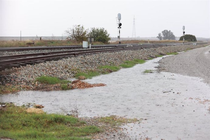 Vías del tren en las inmediaciones  de la carretera A-394 en Arahal. A 31 de octubre de 2024, en Sevilla (Andalucía, España). (Foto de archivo).