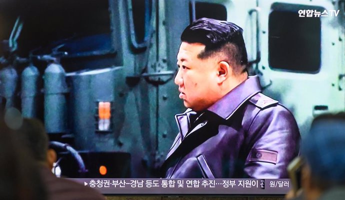 El lídere de Corea del Norte, Kim Jong Un, durante una retransmisión televisada en Seúl de una de sus visita sa una base militar (archivo)