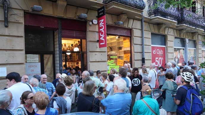 Archivo - Decenas de personas asisten al acto de cierre de la librería Lagun, a 31 de agosto de 2023, en San Sebastián, Guipúzcoa, País Vasco (España).