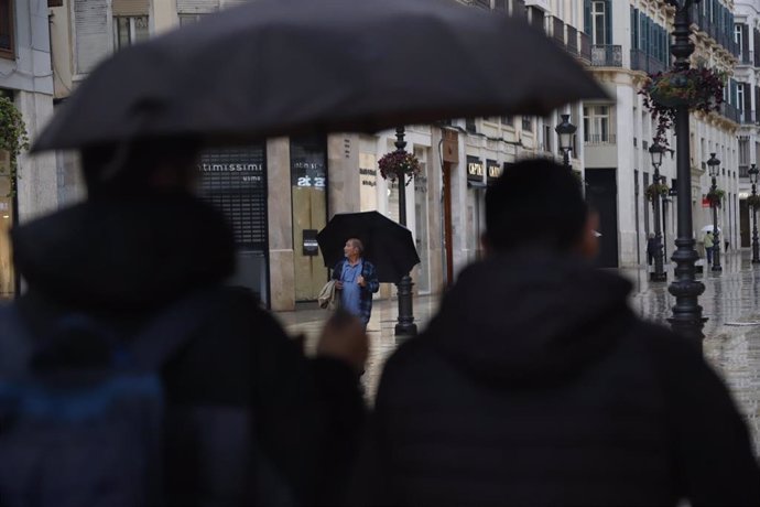 Personas con paraguas por las calles de Málaga, a 29 de octubre de 2024, en Málaga, Andalucía (España).