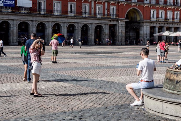 Archivo - Fotos de recurso de turistas en Madrid.