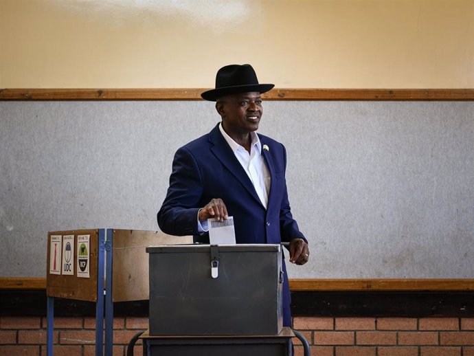 El presidente de Botsuana, Mokgweetsi Masisi,vota durante las elecciones parlamentarias del 30 de octubre de 2024 (archivo)