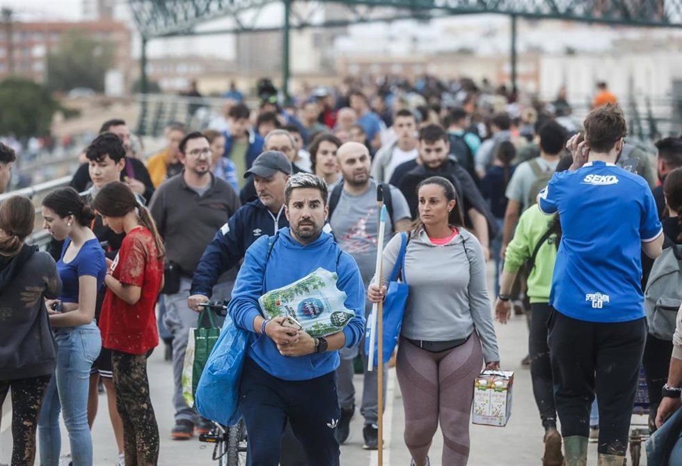 Decenas de personas en el puente que une Valncia con La Torre