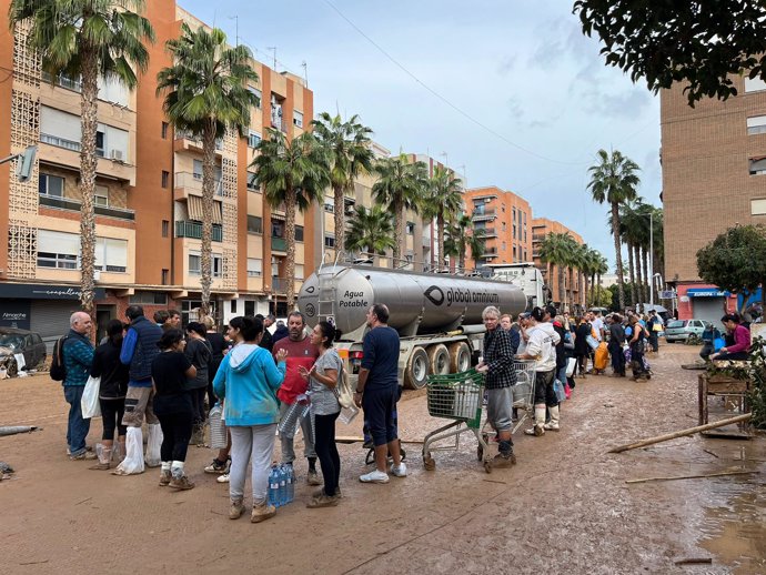 Reparto de agua potable en Catarroja (Valencia) tras el paso de la DANA