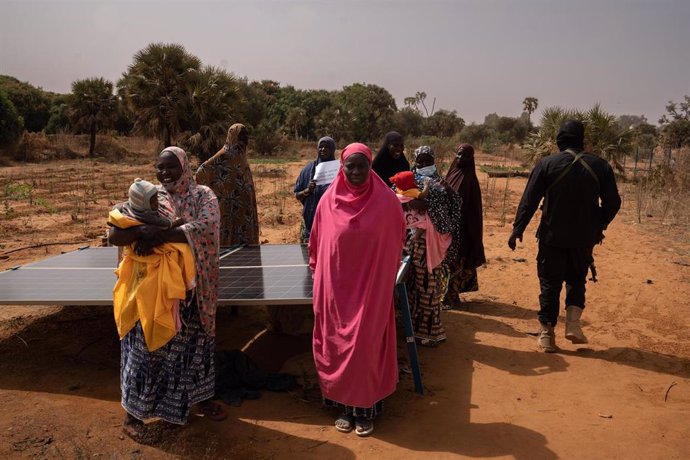 Archivo - Un grupo de mujeres con velo en la aldea de Ganguel, a 11 de enero de 2023, en Ganguel, Sokoto, Níger (África).