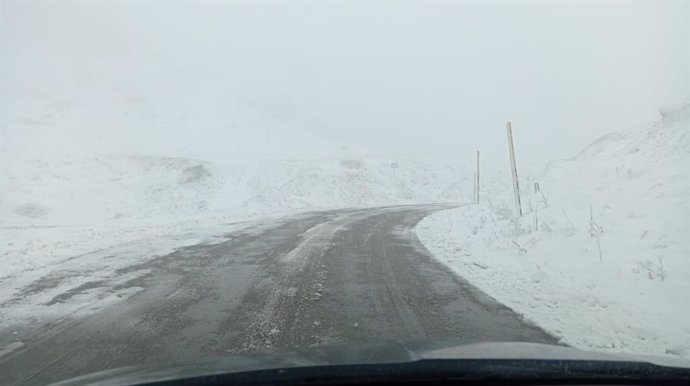 Archivo - Nieve en el Puerto de Ventana. Puerto de Montaña en Asturias. Cadenas, nieve, neumáticos de invierno