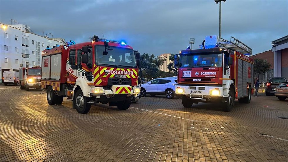 Imagen de los bomberos trabajando en Isla Cristina (Huelva) el jueves tras el paso de un tornado.