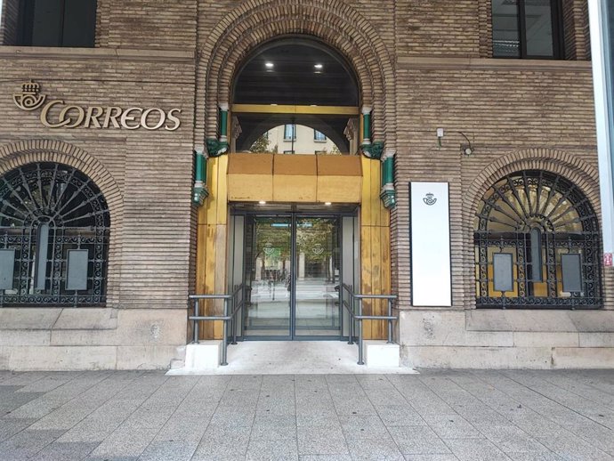 Entrada a la Oficina de Correos del paseo Independencia de Zaragoza.