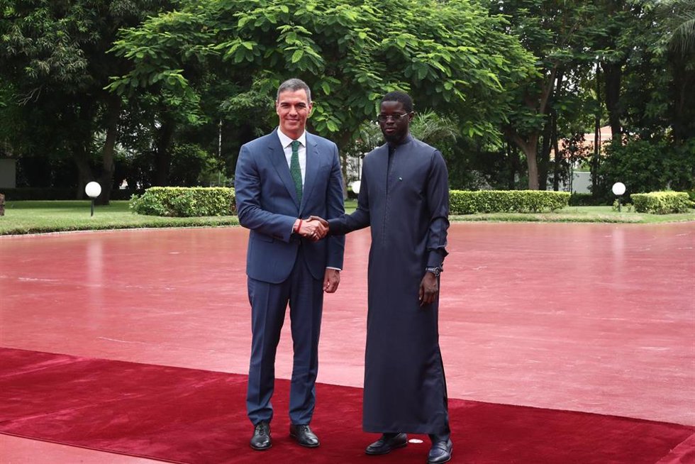 Archivo - El presidente del Gobierno de España, Pedro Sánchez (i) y el presidente de la República del Senegal, Bassirou Diomaye Faye (d), en un encuentro en el Palacio Presidencial, en Dakar, a 29 de agosto de 2024, en Dakar, República de Senegal (Áfric