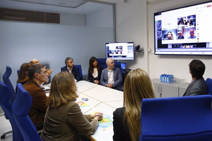 El presidente del Gobierno, Pedro Sánchez, y la vicepresidenta tercera, Teresa Ribera, visitan la sede de la AEMET.