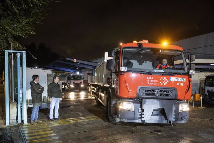 Servicios municipales de limpieza y las grúas de EMT Madrid se desplazan a Valencia para ayudar tras la DANA