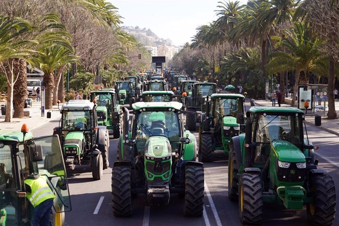 Archivo - Imagen de archivo de una protesta de agricultores con una concentración de tractores en Málaga. 