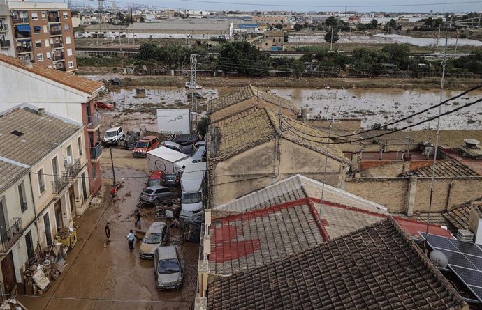 Decenas de coches amontonados, a 31 de octubre de 2024, en Sedaví, Valencia, tras la DANA.