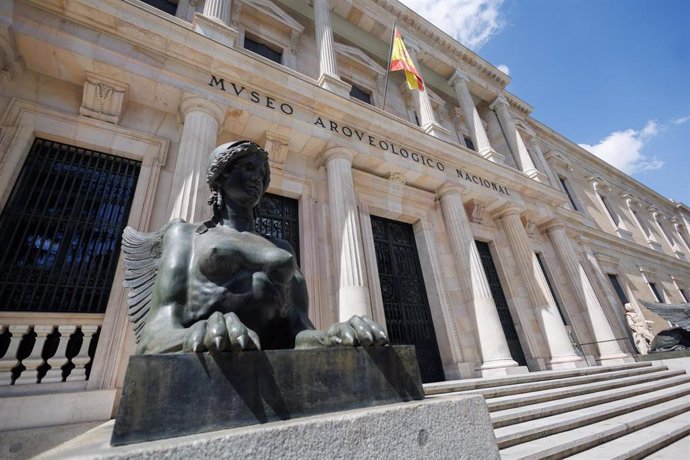 Archivo - Una de las dos esfinges de bronce que hay a ambos lados de la escalera principal de acceso al Museo Arqueológico Nacional (MAN), a 8 de septiembre, en Madrid (España)