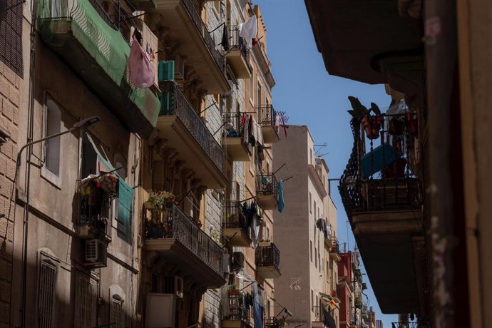 Archivo - Fachada de un edificio de viviendas en Barcelona (Catalunya)