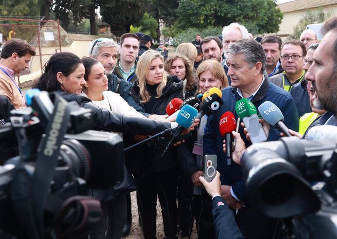 El consejero de Presidencia e Interior, Antonio Sanz, atiende a los medios en el puesto de mando avanzado por el temporal de lluvias