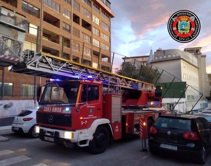 Archivo - Camión de bomberos en Santander