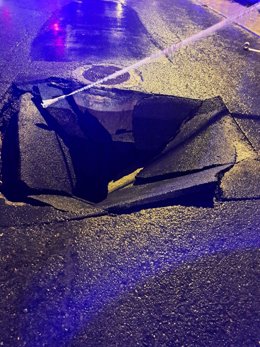 Hundimiento en una carretera en el municipio de Cartaya por las intensas lluvias de esta madrugada.