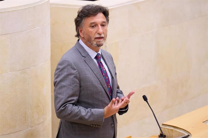 Archivo - Cristóbal Palacio interviene en un Pleno del Parlamento de Cantabria