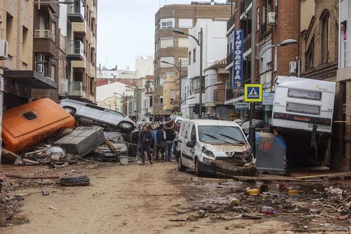 Decenas de coches amontonados, a 31 de octubre de 2024, en Sedaví, Valencia