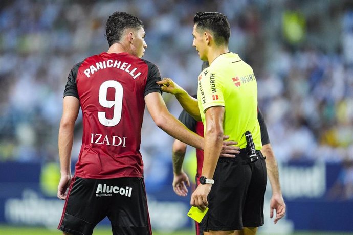 Archivo - Joaquin Panichelli of CD Mirandes talks to the refere, during the Spanish league, LaLiga Hypermotion, football match played between Malaga CF and CD Mirandes at La Rosaleda stadium on August 24, 2024, in Malaga, Spain.