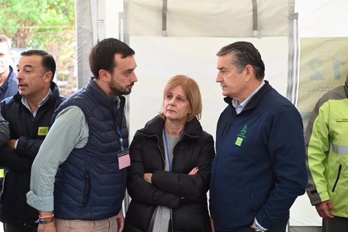 La alcaldesa con el consejero en el puesto de mando avanzado