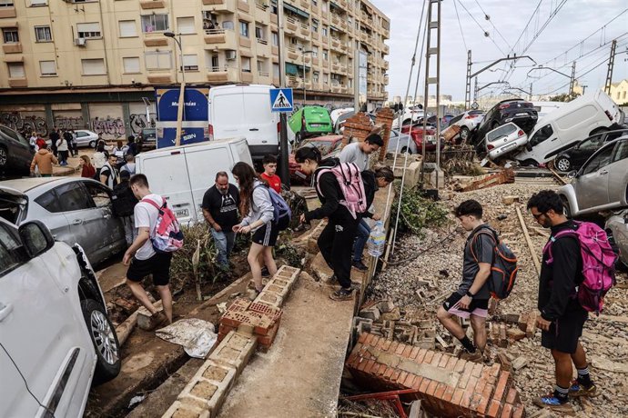 Varias personas ayudan en las labores de limpieza en Sedavi, en Valencia, tras el paso de la DANA