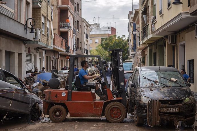 Varias personas colaboran en las labores de limpieza, a 31 de octubre de 2024, en Aldaia, Valencia, Comunidad Valenciana (España). 