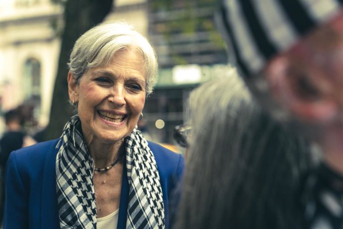 Archivo - September 26, 2024, New York, New York, USA: During the Arrest  Netanyahu rally and march during his  address, JILL STEIN speaks with a pro-Palestine supporter.
