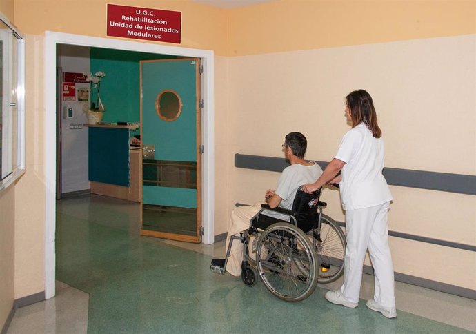 Archivo - Primera terapia celular para la lesión medular traumática aguda en el Hospital Virgen del Rocío de Sevilla.