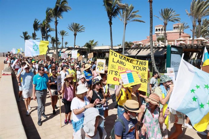 Decenas de personas durante una manifestación contra el modelo turístico y de desarrollo de Canarias