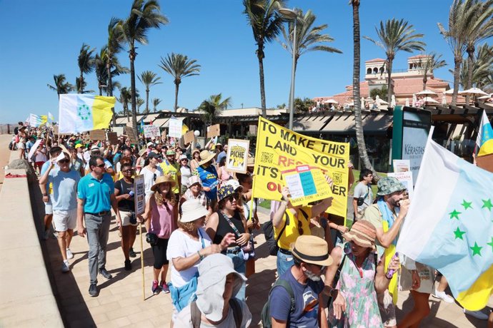 Decenas de personas durante una manifestación contra el modelo turístico y de desarrollo de Canarias